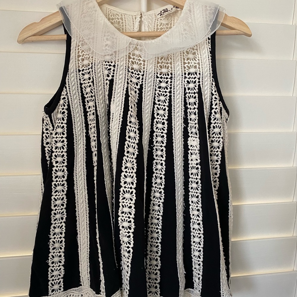 ANTHROPOLGIE Lili’s Closet Baby Doll Top. In great pre-owned condition. Size XS.